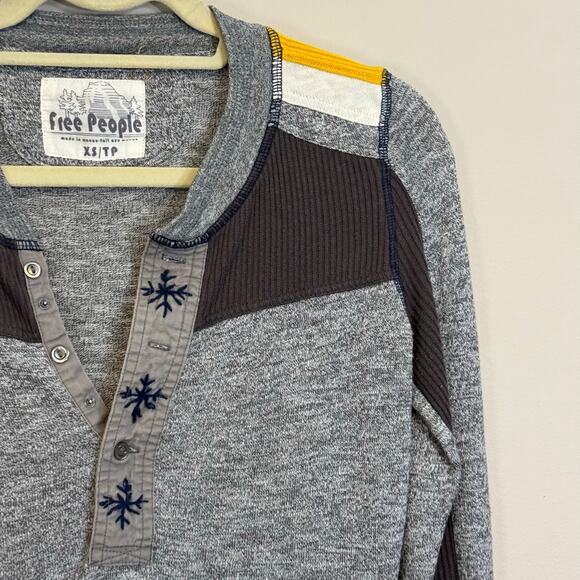 Free People Henley Snowflake Sweater Womens XS Gray Long Sleeve Knit Pullover - Picture 6 of 9